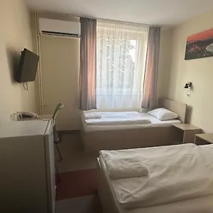 Free Parking, Free Breakfast, Only 15 Minutes To Center B&B